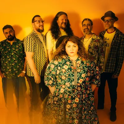 Ríoghnach Connolly & Honeyfeet